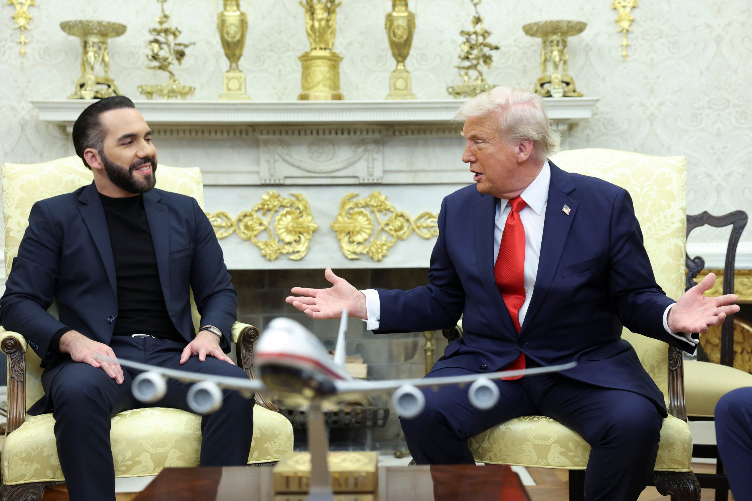 Justiça dos EUA vê indícios de crime em Trump ter ignorado decisão judicial para interromper deportações para El Salvador