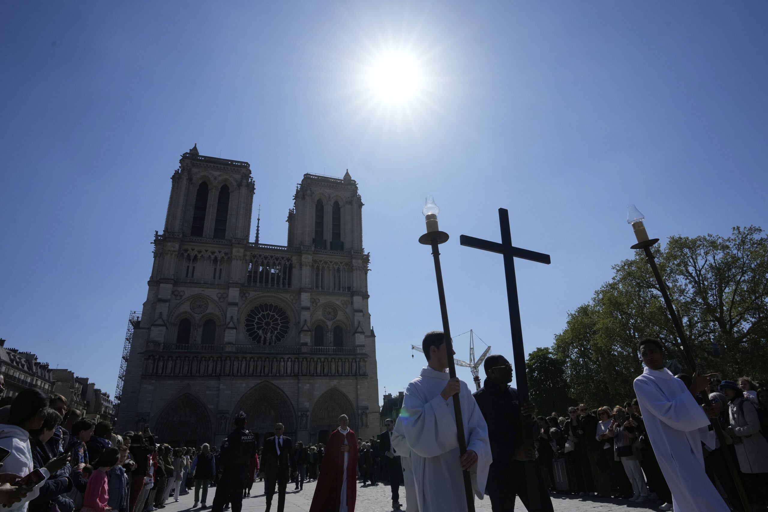 Catedral de Notre-Dame recebe fiéis na Páscoa e tem falsa ameaça de atentado