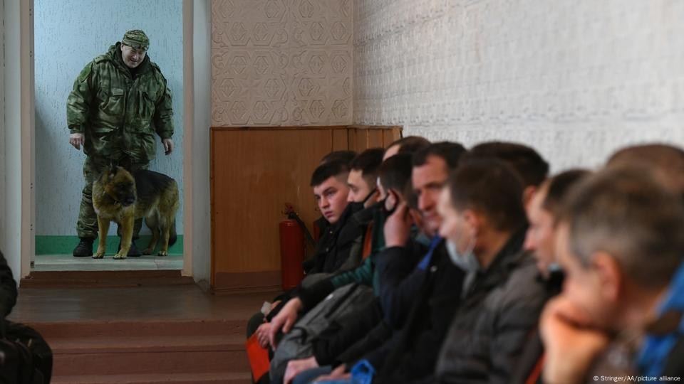 Como a Rússia recruta soldados nas áreas ocupadas da Ucrânia