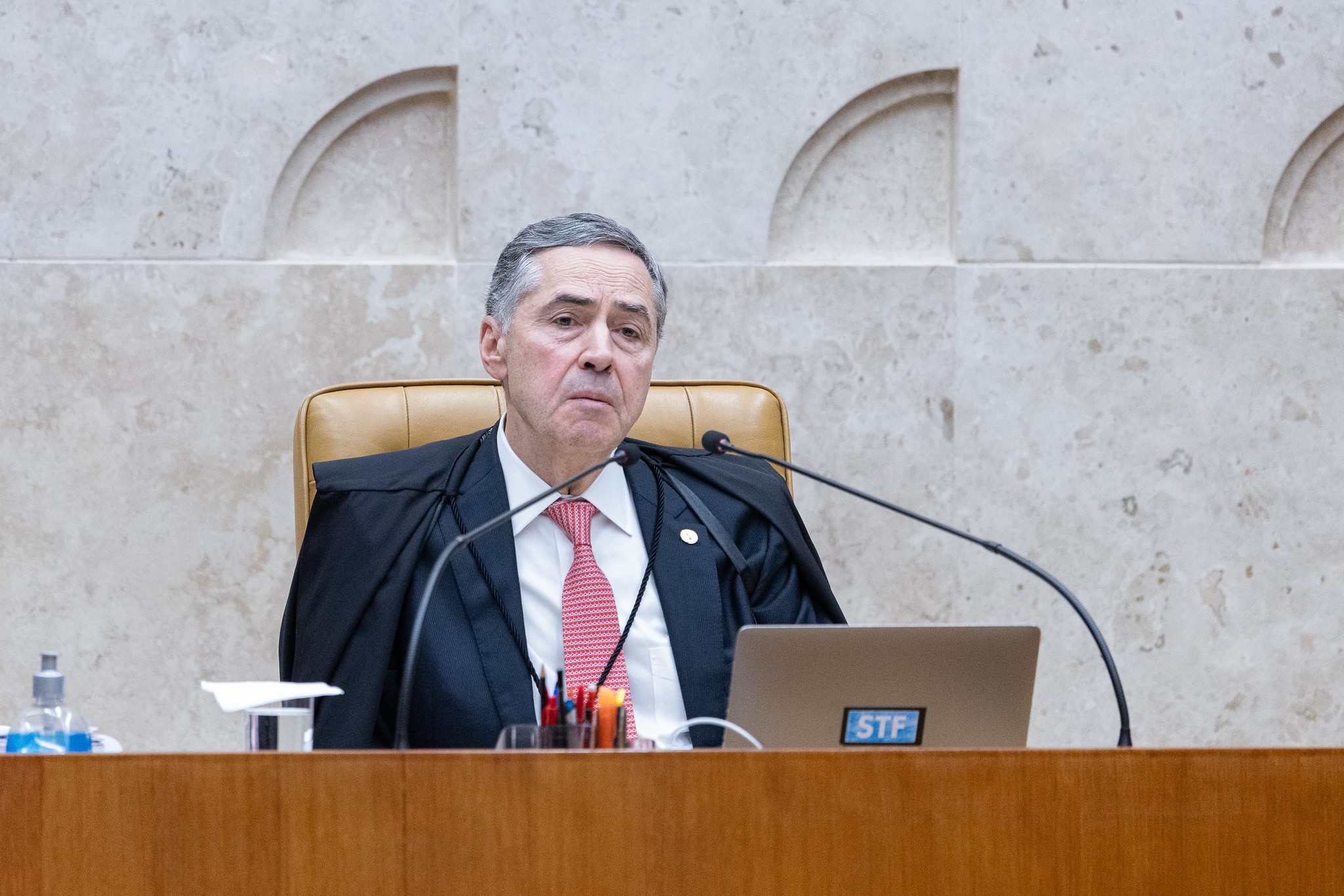 Barroso diz que STF deve avaliar reação a sanções dos EUA e afirma que há presos por golpe que não querem a pacificação do país
