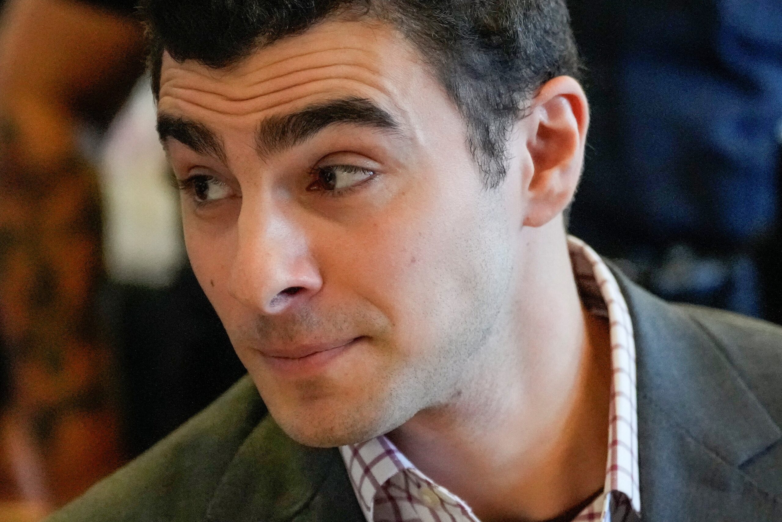 Luigi Mangione volta ao tribunal um ano depois de assassinar CEO em Nova York