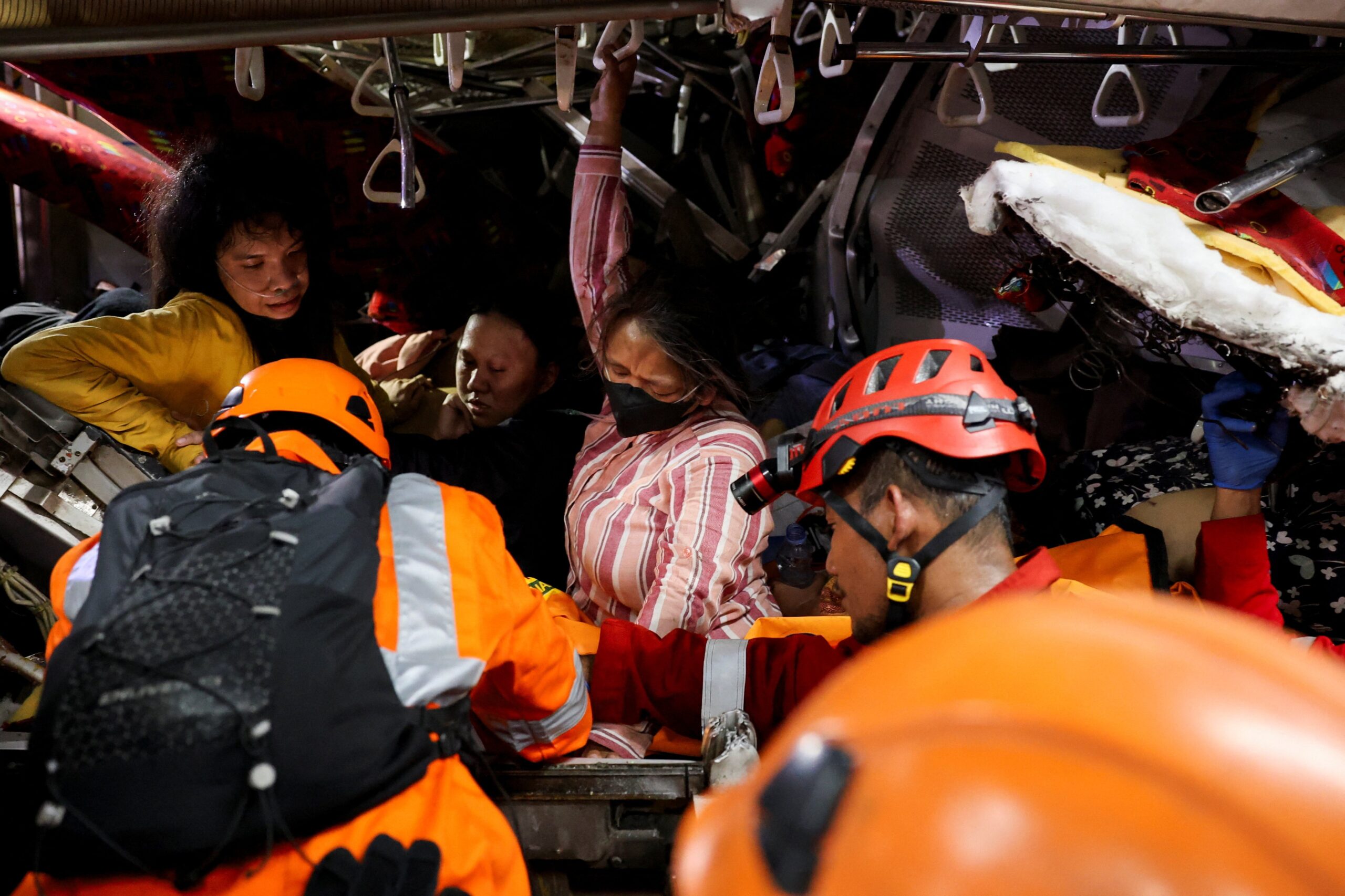 Colisão de trem na Indonésia mata duas pessoas; passageiros ficam presos nas engrenagens